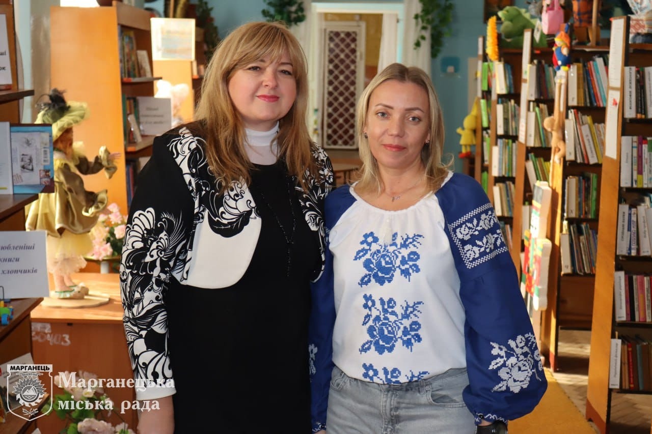 Возможно, это изображение 2 человека и текст